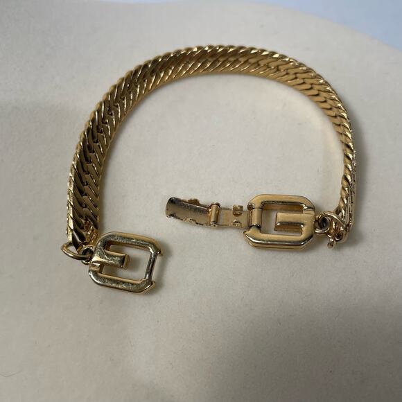 Givenchy Vintage Herringbone Gold Tone Clasp 7" Bracelet GG Double Logo Signed - Picture 5 of 6